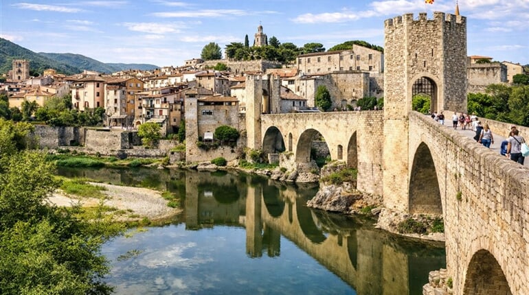 Španělsko - Besalú a kamenný most nad řekou Fluvia