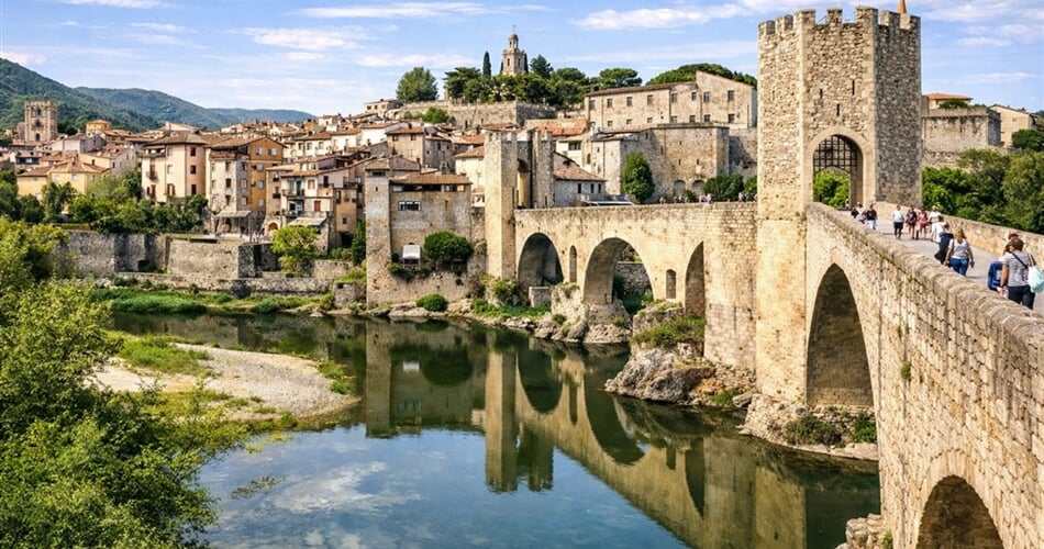Španělsko - Besalú a kamenný most nad řekou Fluvia