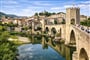 Španělsko - Besalú a kamenný most nad řekou Fluvia