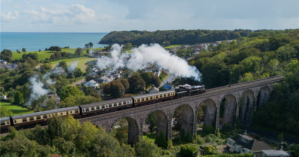 Při cestě parním vlakem v Dartmouth zavzpomínáme na příběh Abecedního vraha, který se zde natáčel