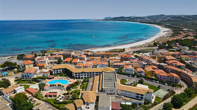 Letecký pohled na hotel, Siniscola, Sardinie