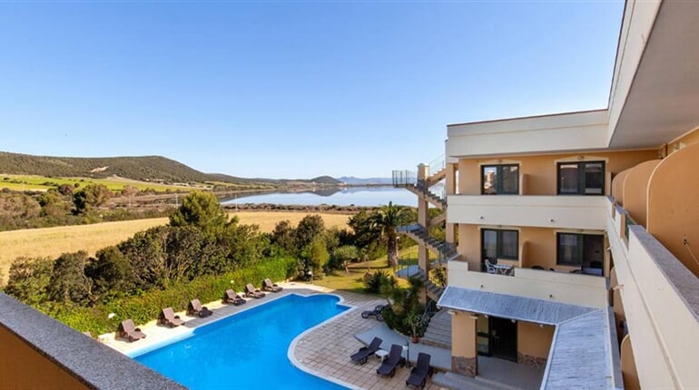 Pohled na bazén, Porto Pino, Sardinie