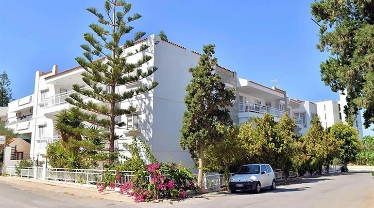 Aparthotel Anna: fotografie vybavení exteriérů a interiérů ubytování.