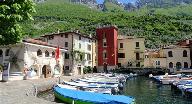 marco ghirello BWYe4ETZ1qU unsplash porto a Cassone di Malcesine