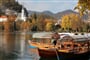 Přístaviště pleten (lodě plující po jezeře Bled), v pozadí kostel sv. Martina • foto slovenia.info