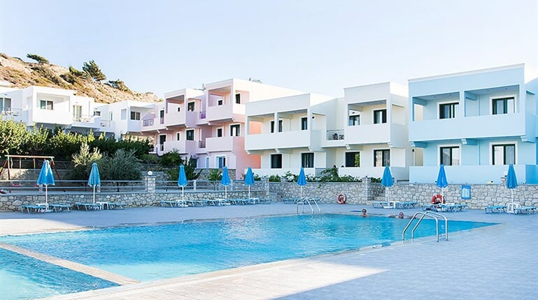 Hotel Diakonis: fotografie vybavení exteriérů a interiérů ubytování.