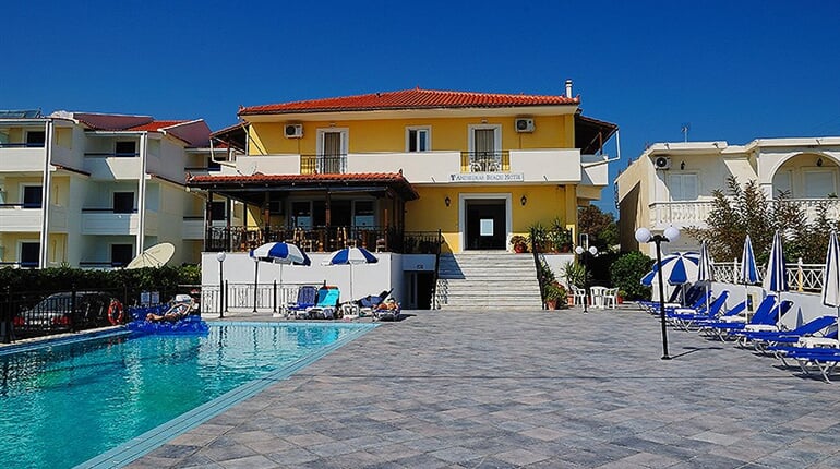 Hotel Andreolas Beach: fotografie vybavení exteriérů a interiérů ubytování.