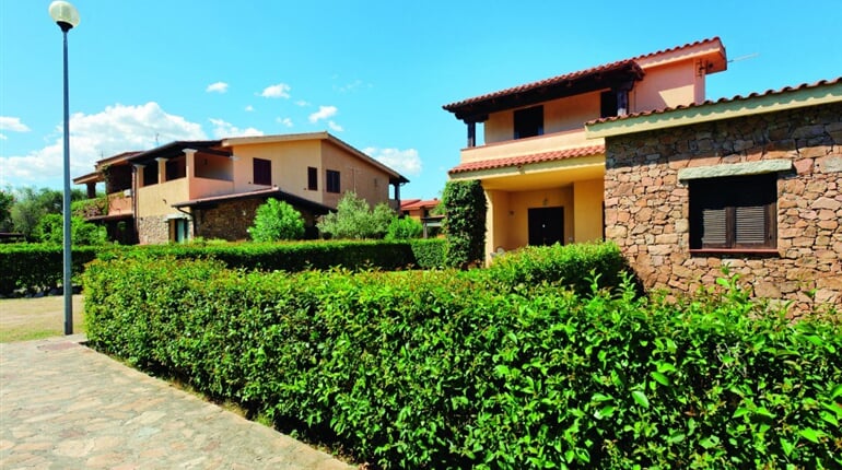 Exteriér jednoho z apartmánů, San Teodoro, Sardinie