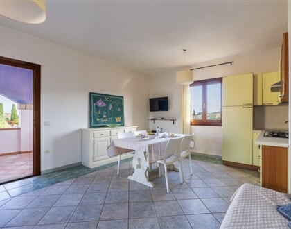 Interiér jednoho z apartmánů, San Teodoro, Sardinie