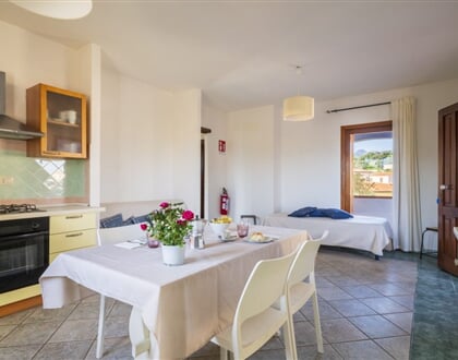 Interiér jednoho z apartmánů, San Teodoro, Sardinie
