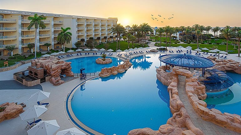 Hotel Palm Royale Resort Soma Bay: fotografie vybavení exteriérů a interiérů ubytování.