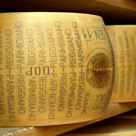 Gurmánský zážitek v Parmě: Za tajemstvím sýru Parmigiano-Reggiano a Parmské šunky