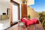 Terasa apartmánu s posezením, Badesi, Sardinie