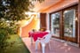 Terasa apartmánu s výhledem do zahrady, Badesi, Sardinie