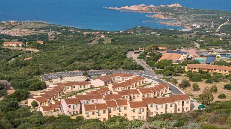 Panoramatický pohled na residenci, Isola Rossa, Sardinie