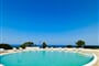 Bazén se solární terasou s lehátky, Isola Rossa, Sardinie