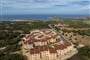 Pohled na residenci z dronu, Isola Rossa, Sardinie