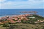 Pohled na letovisko Isola Rossa, Sardinie
