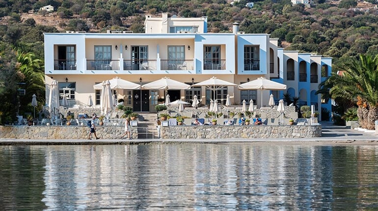 Hotel Pedi Beach - Symi: fotografie vybavení exteriérů a interiérů ubytování.