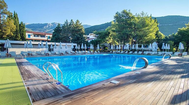 Hotel Aleksandar: fotografie vybavení exteriérů a interiérů ubytování.