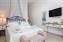 Studia Niriides Luxury: fotografie vybavení exteriérů a interiérů ubytování.