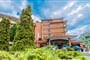 Hotel Mirage: fotografie vybavení exteriérů a interiérů ubytování.
