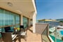 Hotel Briz - Sea Breeze: fotografie vybavení exteriérů a interiérů ubytování.