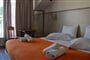 Aparthotel Makris Yialos: fotografie vybavení exteriérů a interiérů ubytování.
