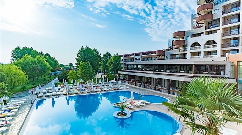 Hotel HI Imperial Resort: fotografie vybavení exteriérů a interiérů ubytování.