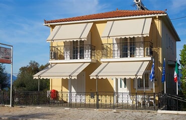 Karavomilos - Studia Dimitris