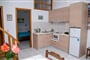 Apartmánový dům Perigiali: fotografie vybavení exteriérů a interiérů ubytování.