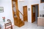 Apartmánový dům Perigiali: fotografie vybavení exteriérů a interiérů ubytování.