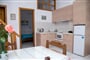 Apartmánový dům Perigiali: fotografie vybavení exteriérů a interiérů ubytování.