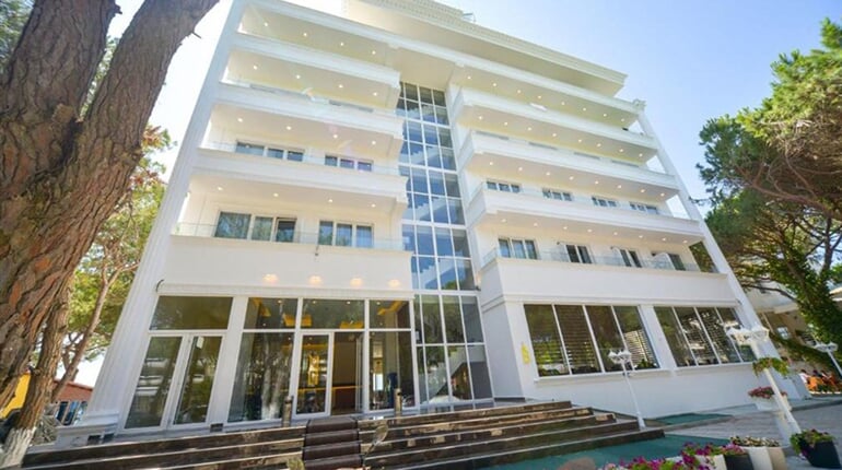Hotel Elesio: fotografie vybavení exteriérů a interiérů ubytování.