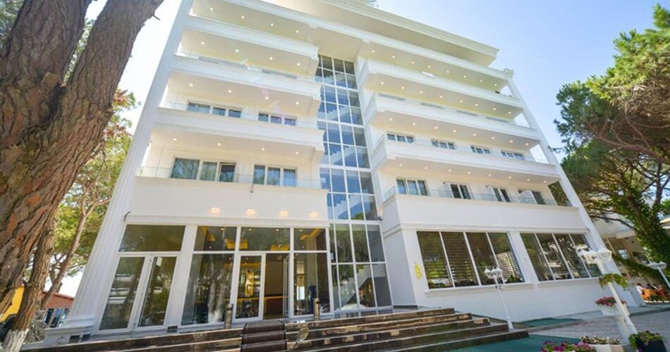 Hotel Elesio: fotografie vybavení exteriérů a interiérů ubytování.
