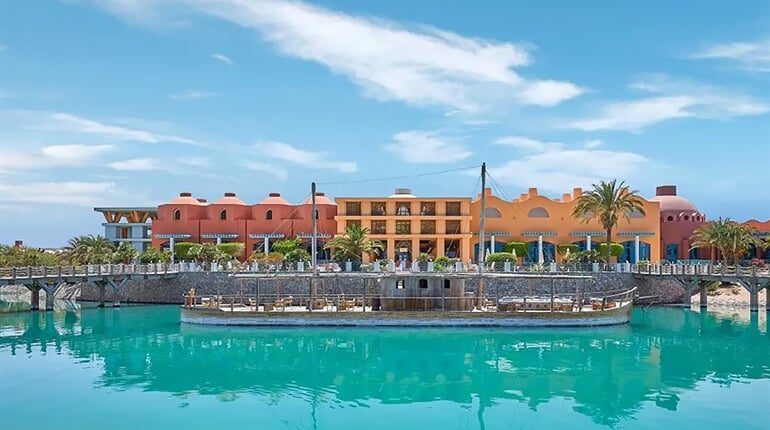 Hotel Sheraton Miramar Resort El Gouna: fotografie vybavení exteriérů a interiérů ubytování.