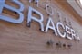 Hotel Bracera: fotografie vybavení exteriérů a interiérů ubytování.