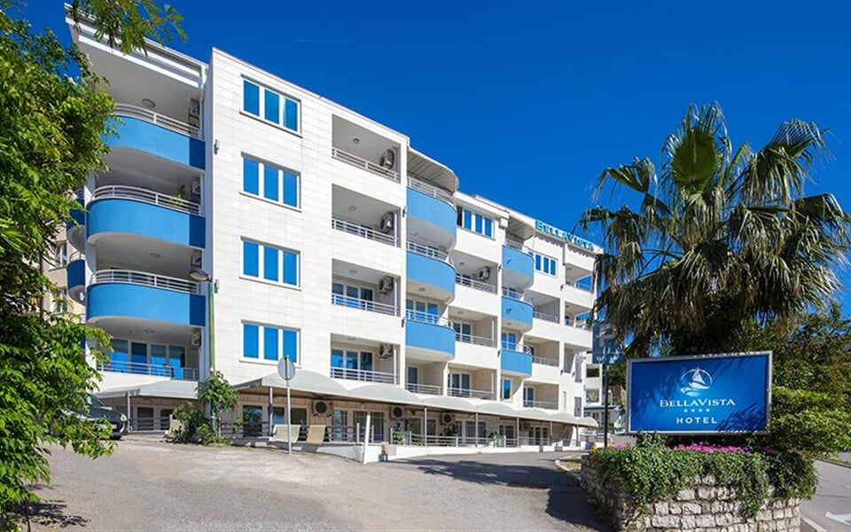 Hotel Bella Vista - Černá Hora: fotografie vybavení exteriérů a interiérů ubytování.