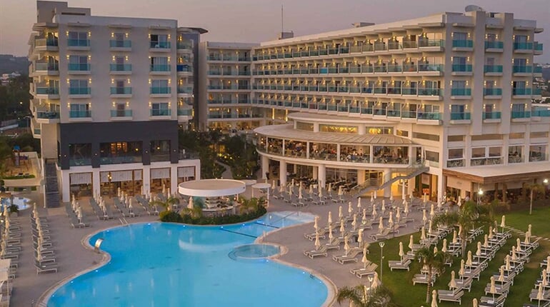 Hotel Nissi Blu Beach Resort: fotografie vybavení exteriérů a interiérů ubytování.