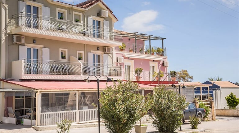 Apartmánový dům Socrates: fotografie vybavení exteriérů a interiérů ubytování.