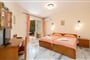 Apartmánový dům Odysseus Palace: fotografie vybavení exteriérů a interiérů ubytování.