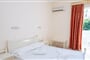 Hotel Theonia: fotografie vybavení exteriérů a interiérů ubytování.
