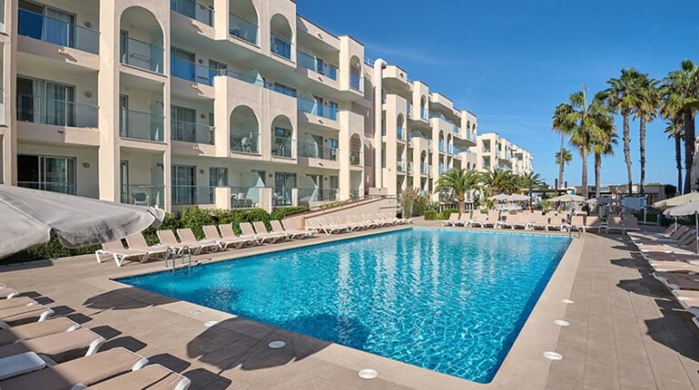 Hotel Grupotel Alcudia Pins: fotografie vybavení exteriérů a interiérů ubytování.