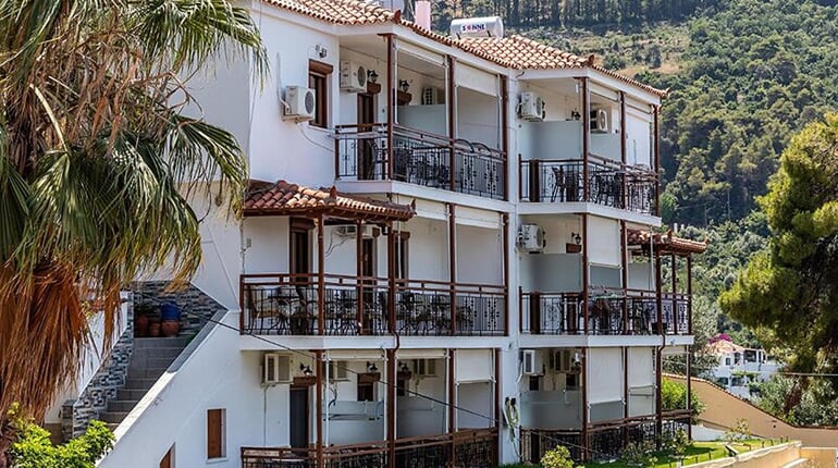 Hotel Aegeon: fotografie vybavení exteriérů a interiérů ubytování.