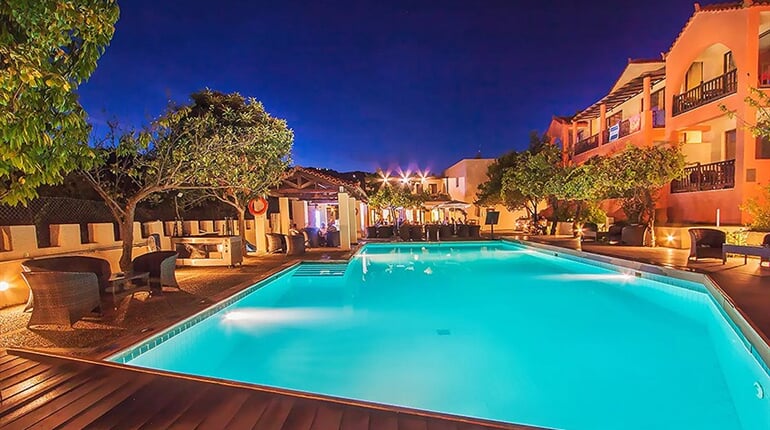 Hotel Rigas Skopelos: fotografie vybavení exteriérů a interiérů ubytování.