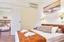 Hotel Rigas Skopelos: fotografie vybavení exteriérů a interiérů ubytování.