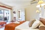Hotel Rigas Skopelos: fotografie vybavení exteriérů a interiérů ubytování.