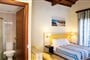 Hotel Rigas Skopelos: fotografie vybavení exteriérů a interiérů ubytování.