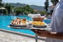 Hotel Dionyssos: fotografie vybavení exteriérů a interiérů ubytování.