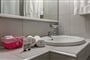 Hotel Dionyssos: fotografie vybavení exteriérů a interiérů ubytování.